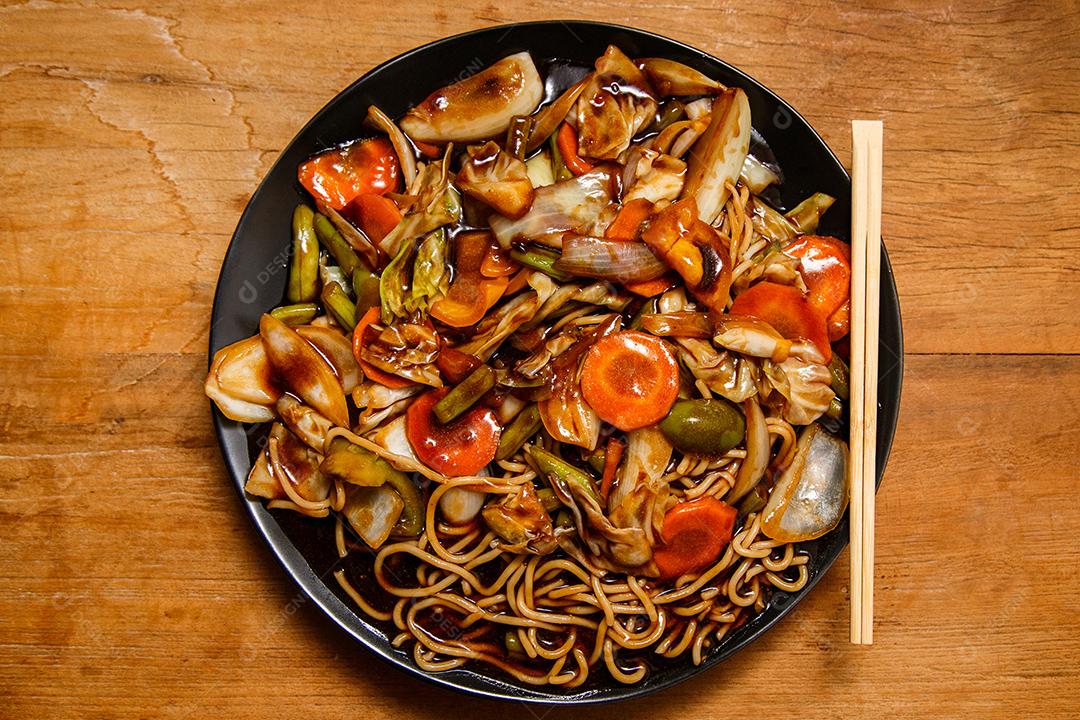 Tigela com yakisoba Comida Japonesa