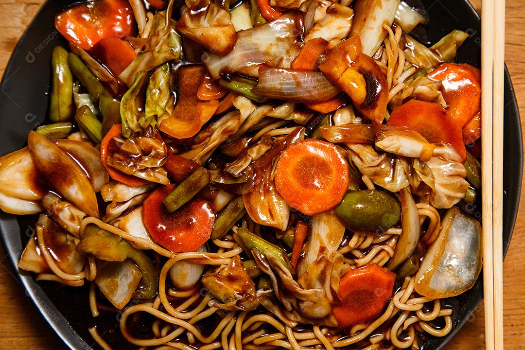 Tigela com yakisoba Comida Japonesa