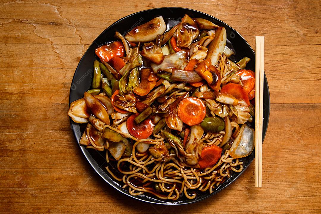 Tigela com yakisoba Comida Japonesa