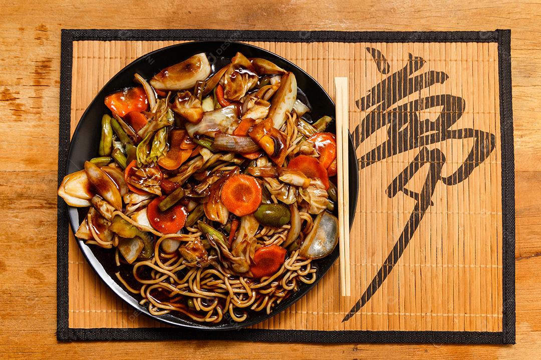 Tigela com yakisoba Comida Japonesa