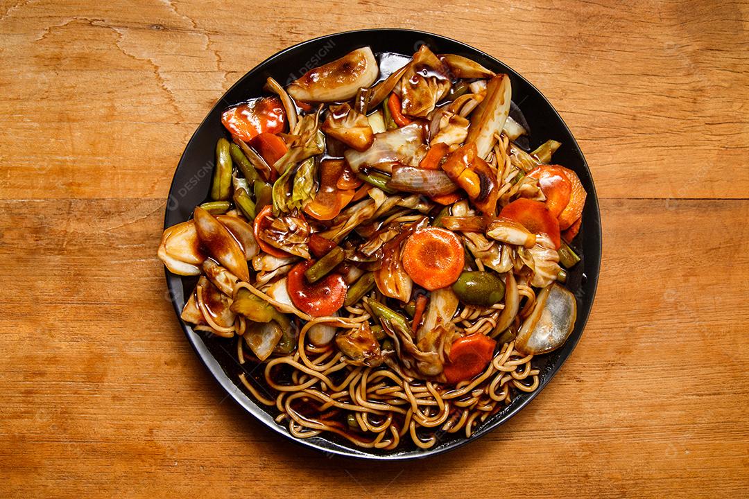 Tigela com yakisoba Comida Japonesa