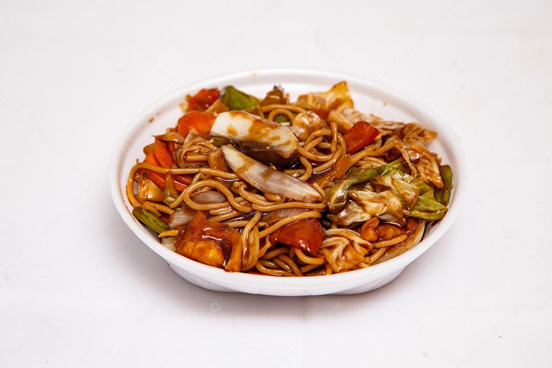 Tigela com yakisoba Comida Japonesa