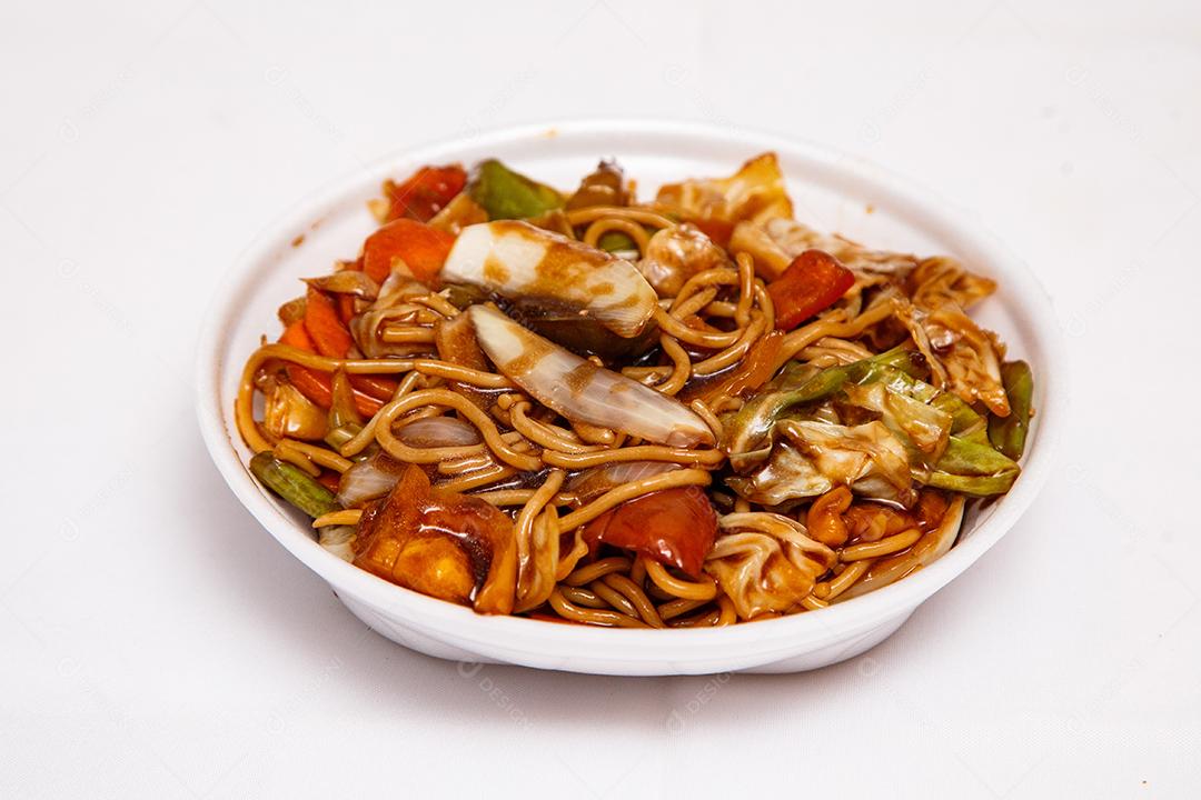 Tigela com yakisoba Comida Japonesa