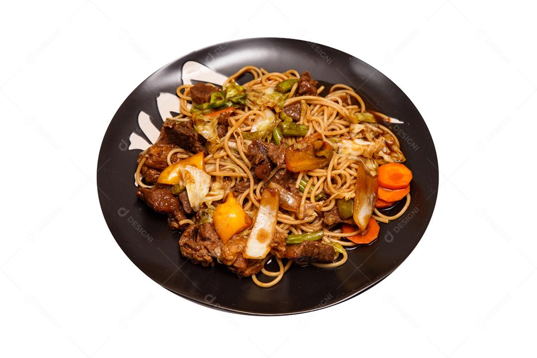 Tigela com yakisoba em fundo branco