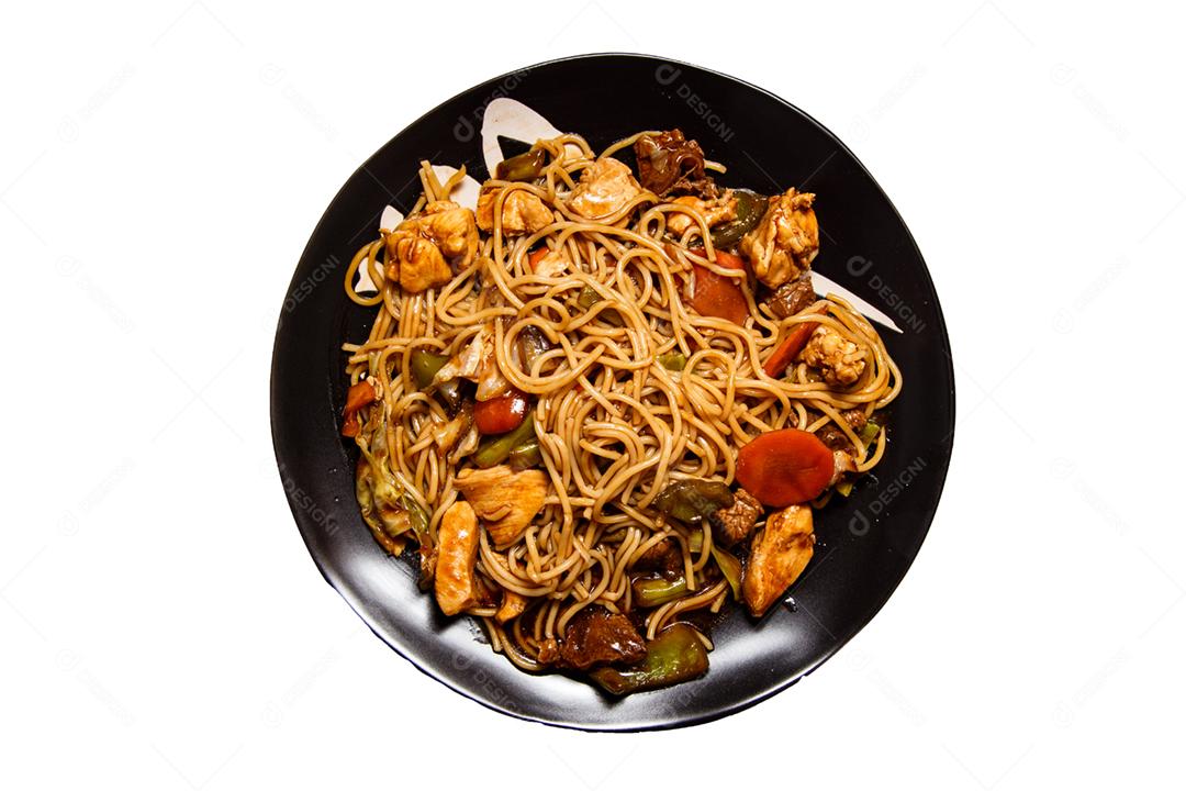 Tigela com yakisoba em fundo branco