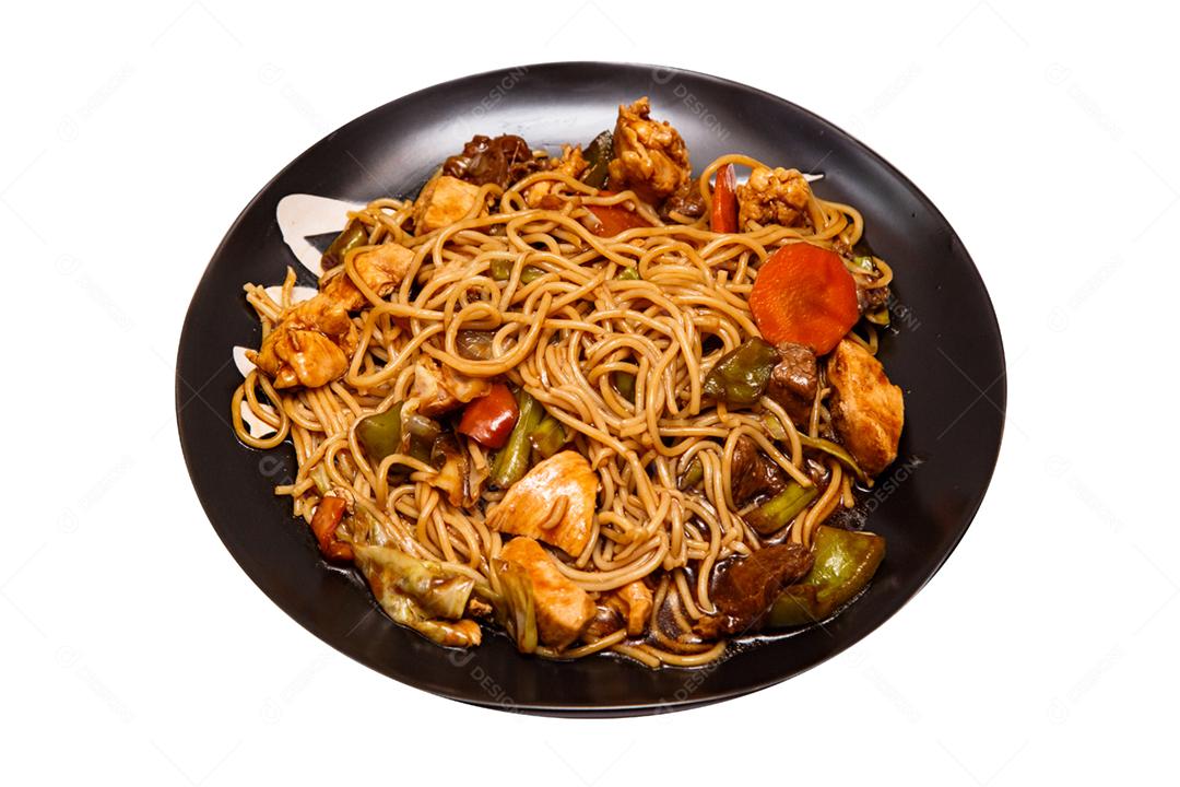 Tigela com yakisoba em fundo branco