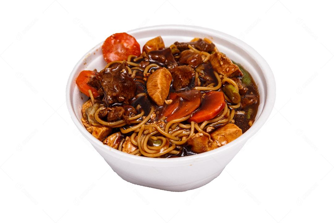 Tigela com yakisoba em fundo branco