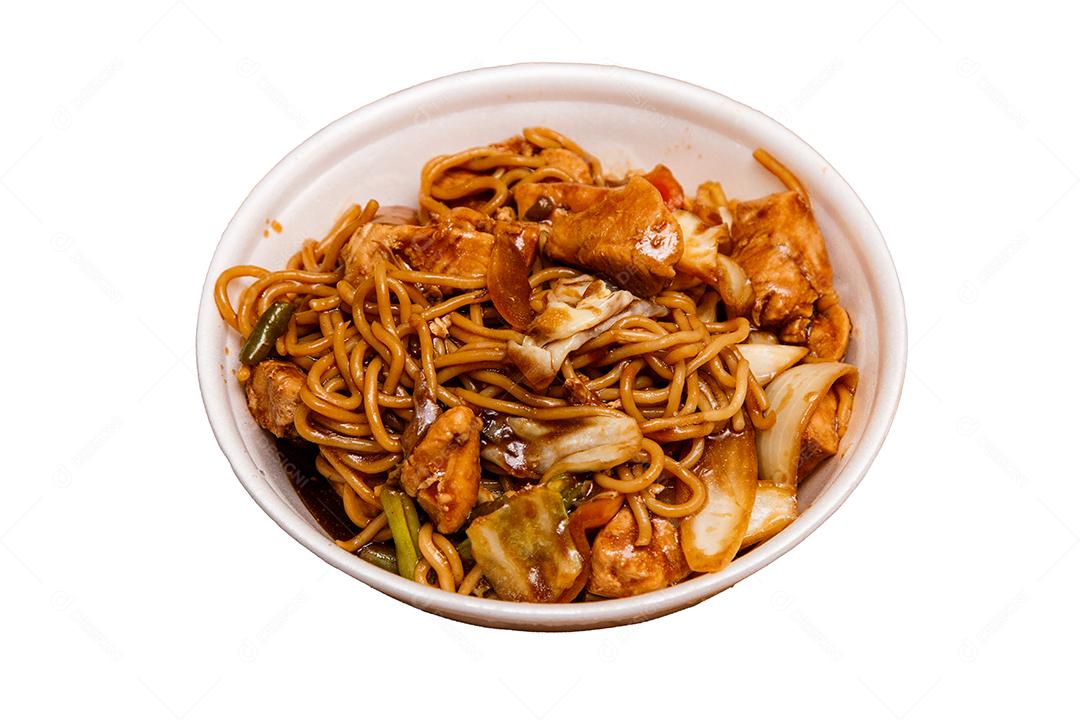 Tigela com yakisoba Comida Japonesa em fundo branco