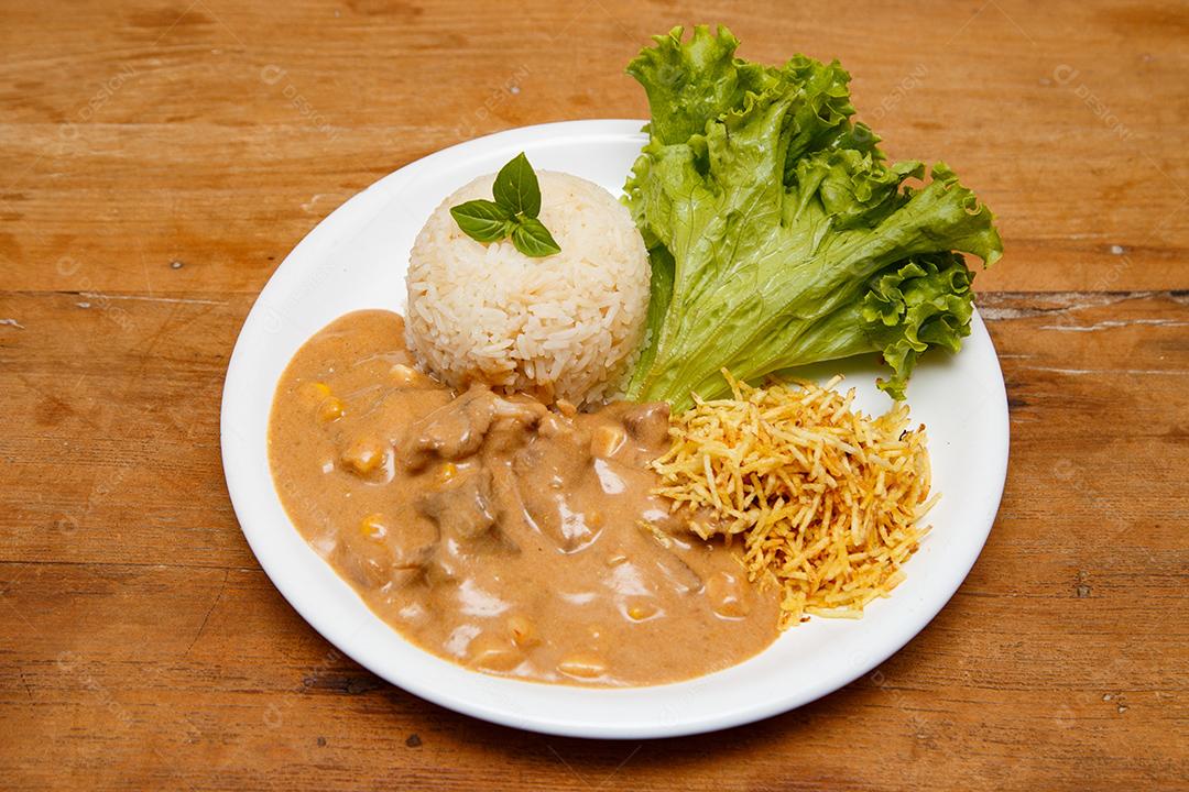 Prato Delicioso de Estrogonofe de frango