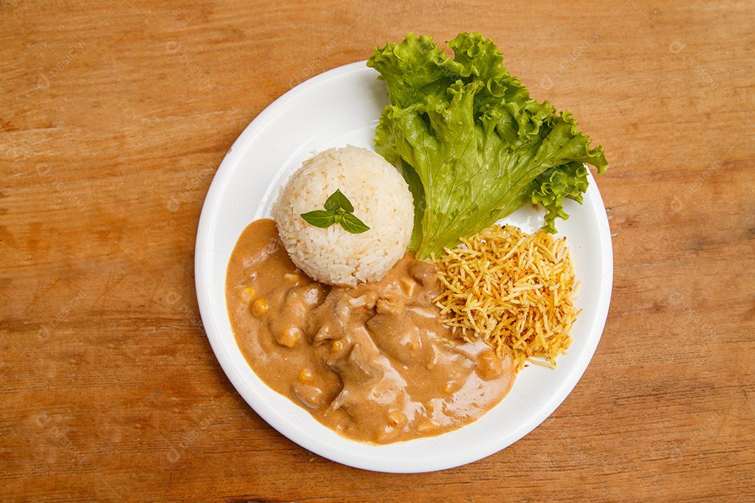 Prato Delicioso de Estrogonofe de frango