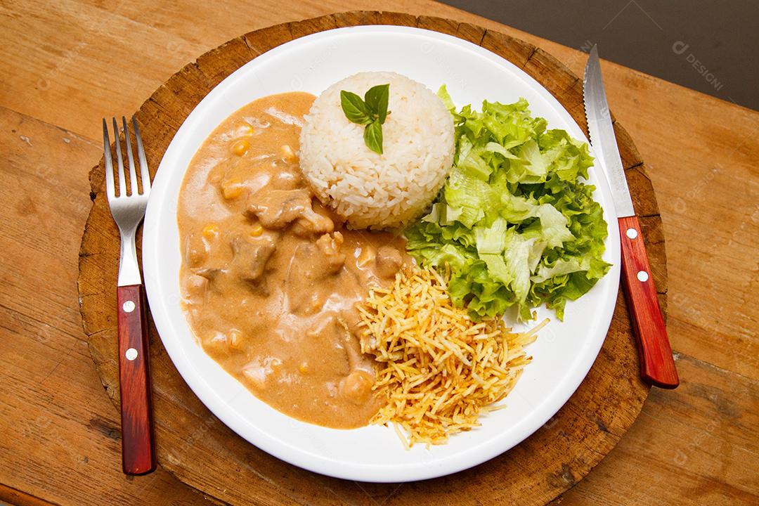 Prato Delicioso de Estrogonofe de frango