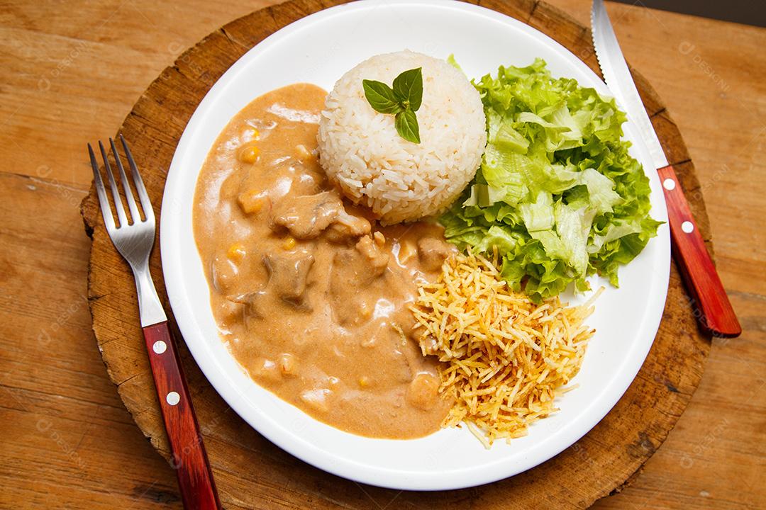 Prato Delicioso de Estrogonofe de frango