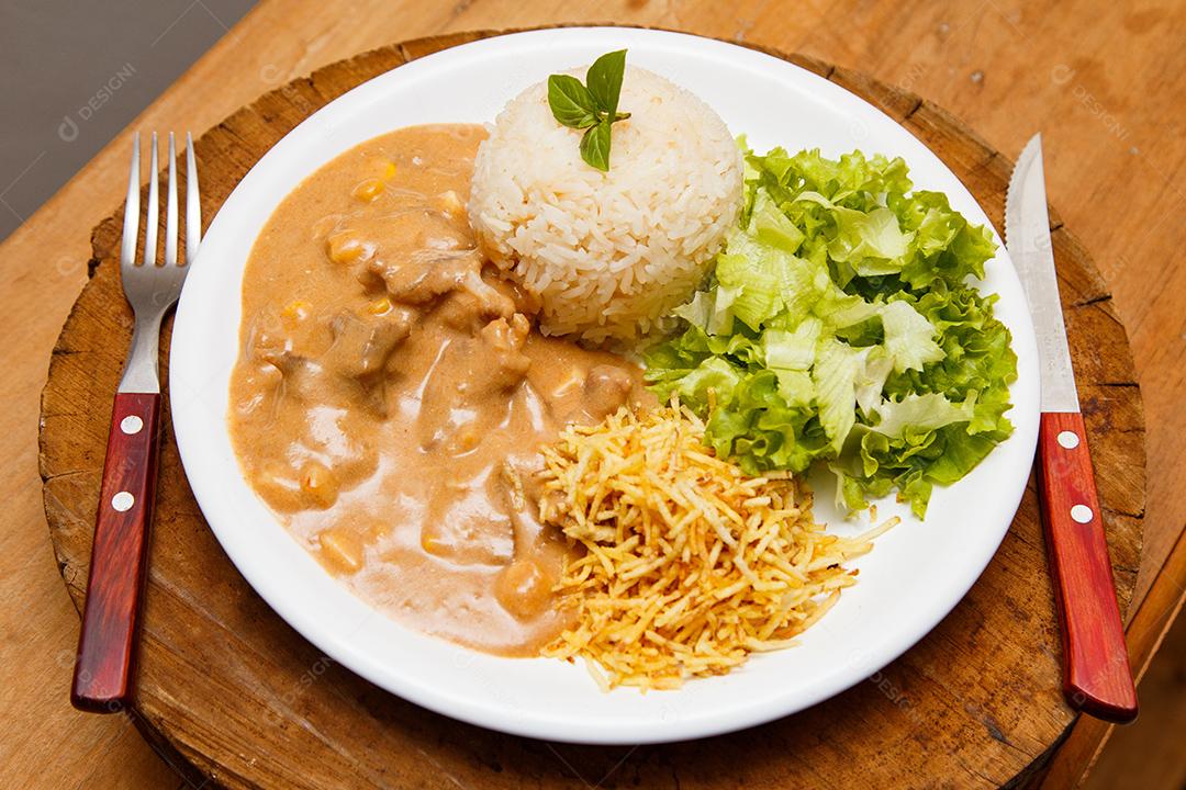 Prato Delicioso de Estrogonofe de frango