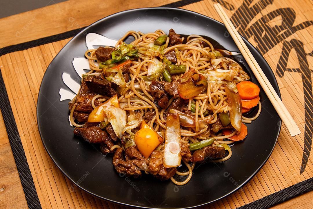 Tigela com yakisoba Comida Japonesa