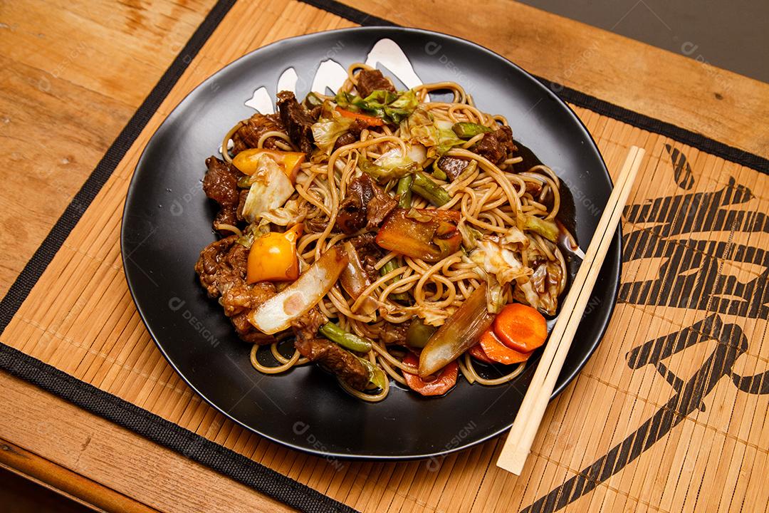 Tigela com yakisoba Comida Japonesa