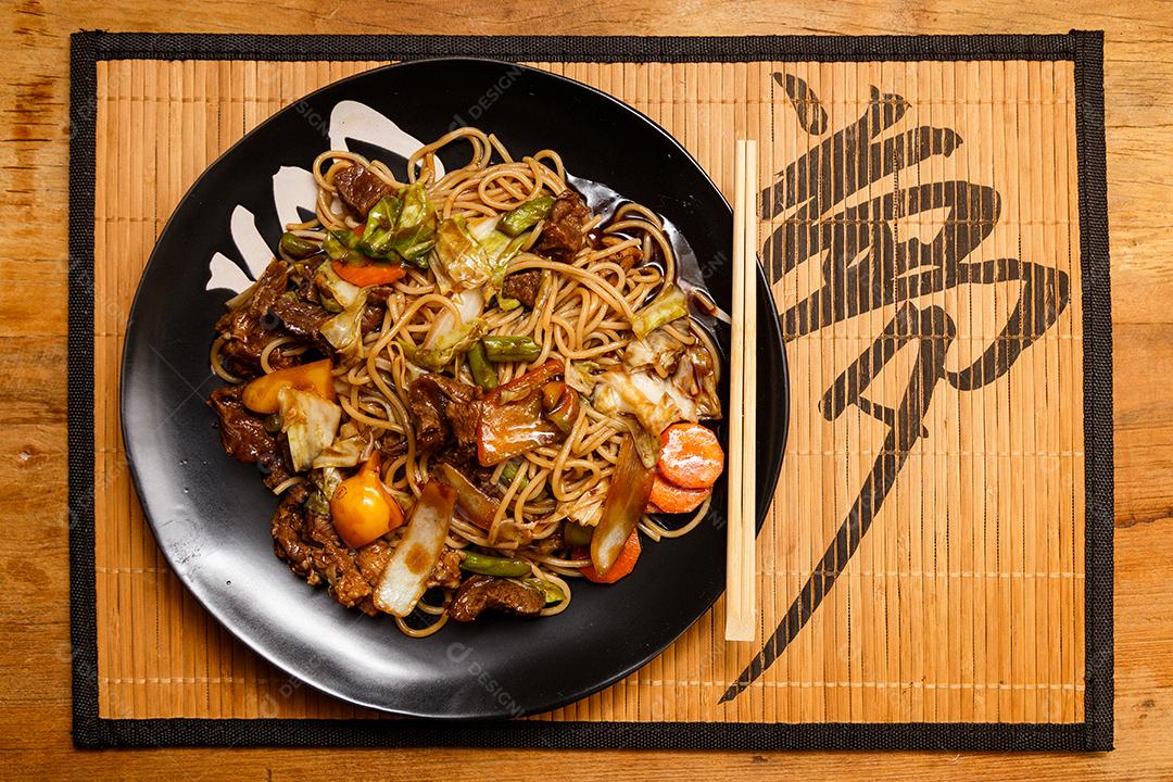 Tigela com yakisoba Comida Japonesa