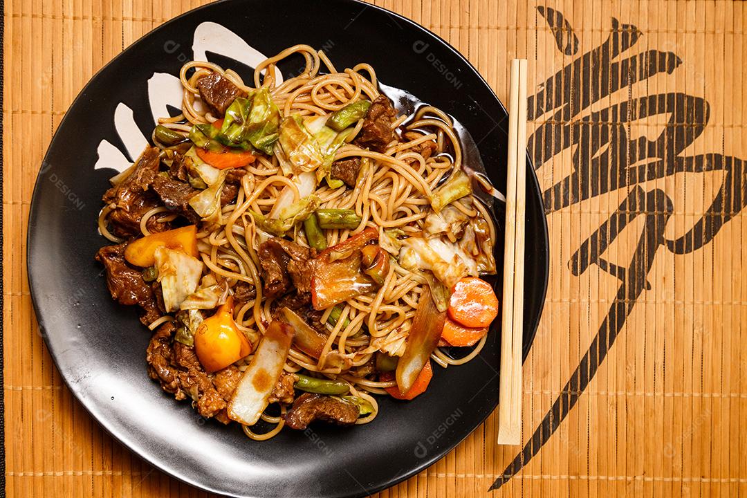 Tigela com yakisoba Comida Japonesa