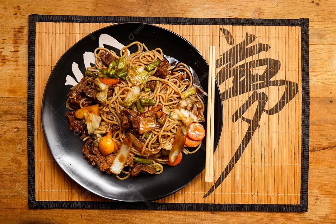 Tigela com yakisoba Comida Japonesa
