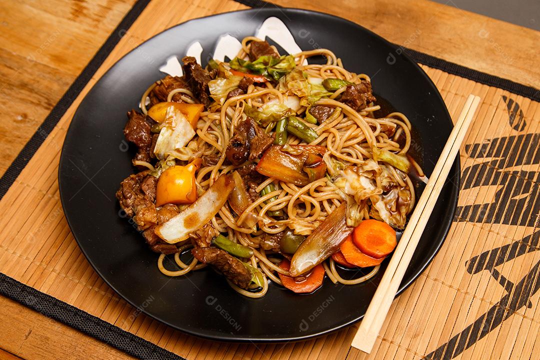 Tigela com yakisoba Comida Japonesa