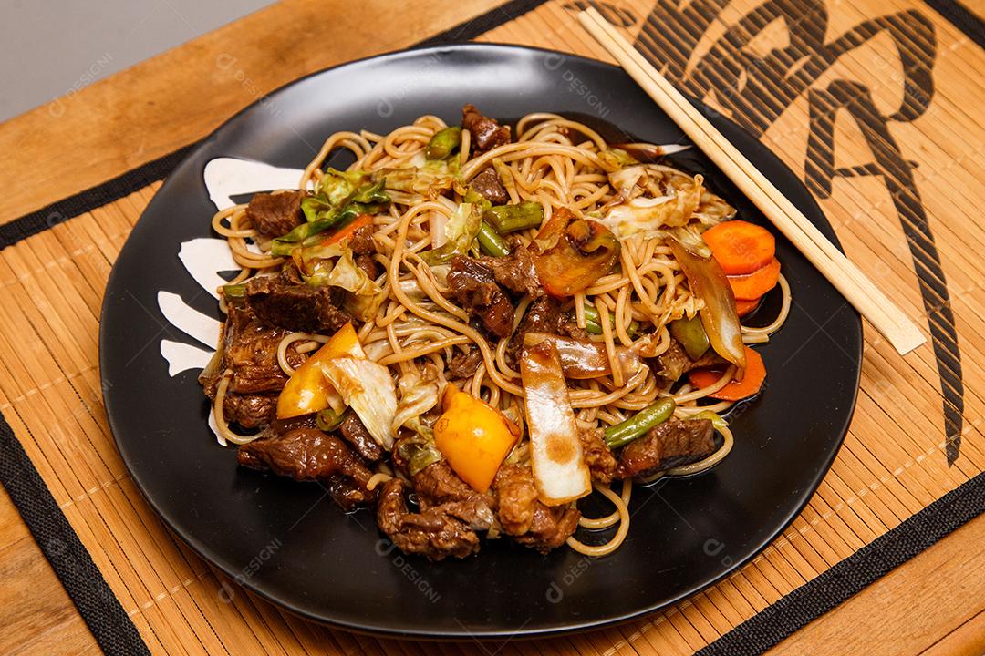 Tigela com yakisoba Comida Japonesa