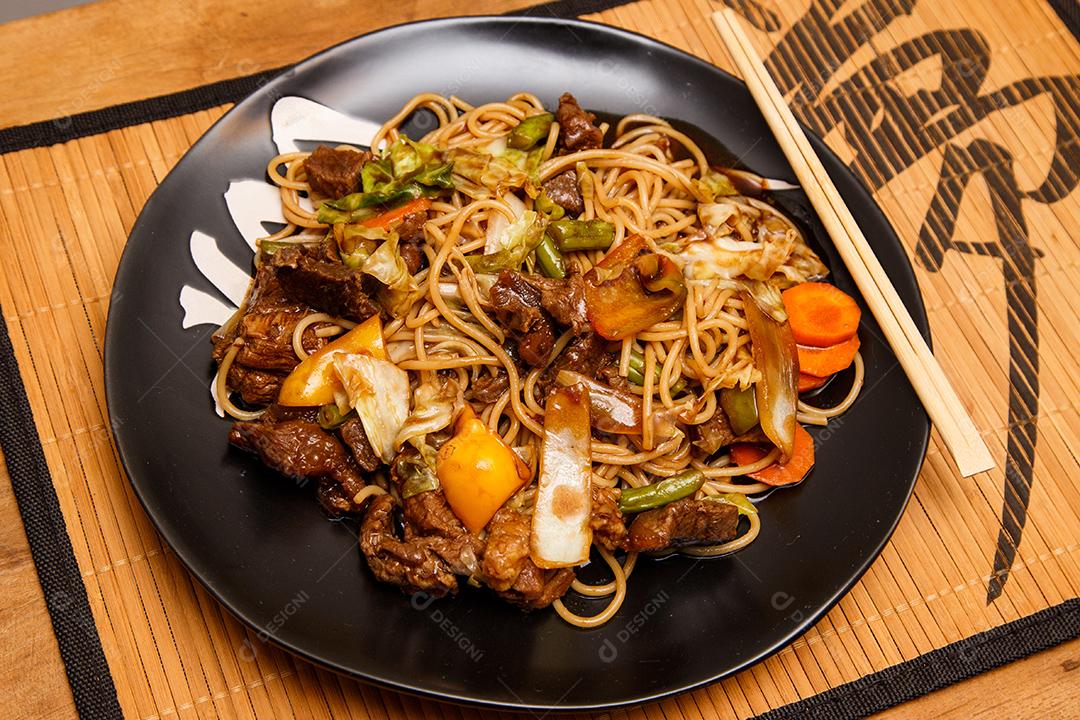 Tigela com yakisoba Comida Japonesa