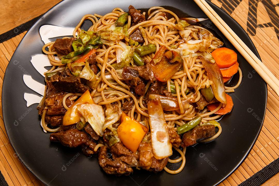 Tigela com yakisoba Comida Japonesa