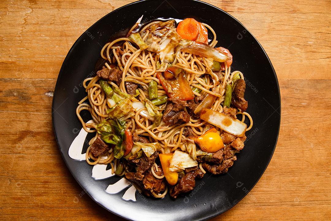 Tigela com yakisoba Comida Japonesa