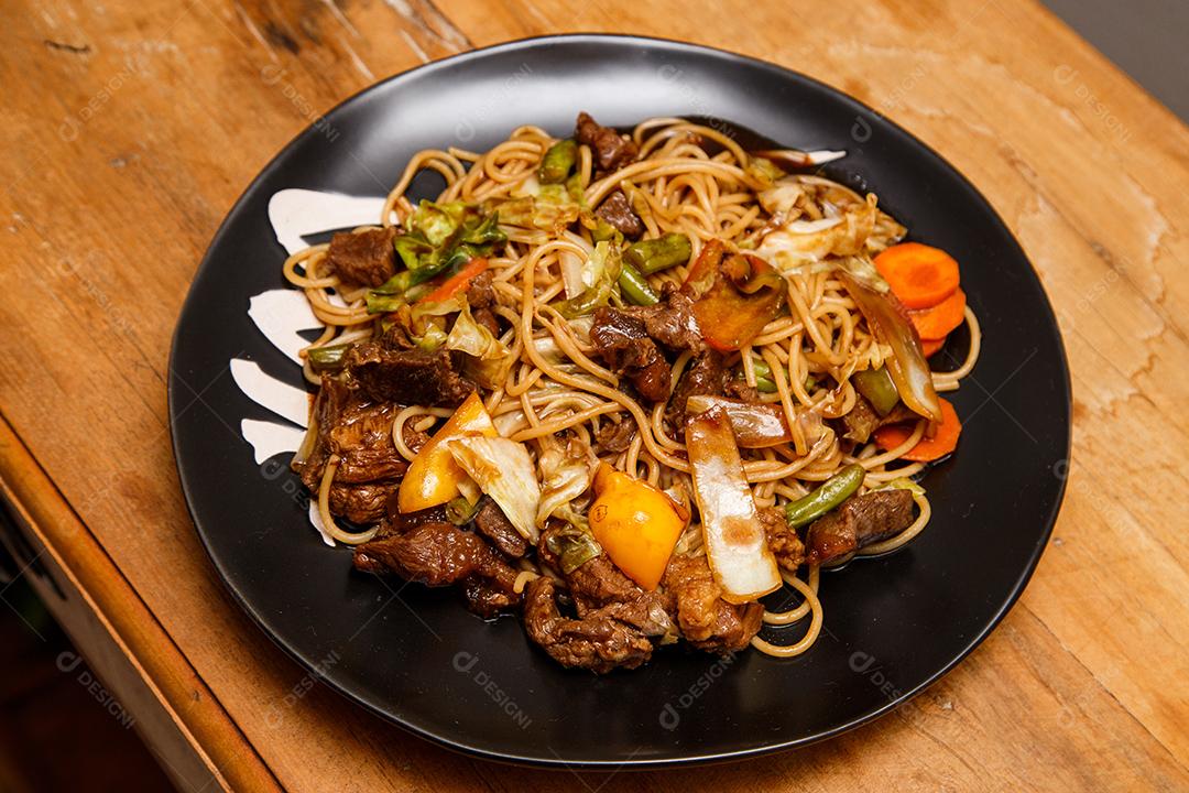 Tigela com yakisoba Comida Japonesa