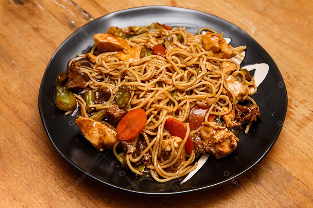 Tigela com yakisoba Comida Japonesa