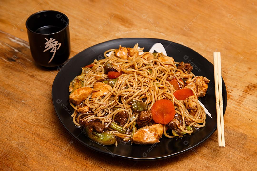 Tigela com yakisoba Comida Japonesa