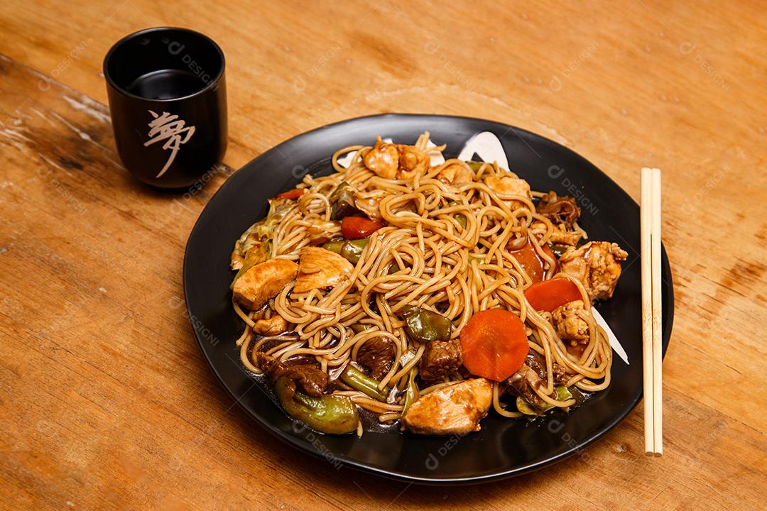 Tigela com yakisoba Comida Japonesa