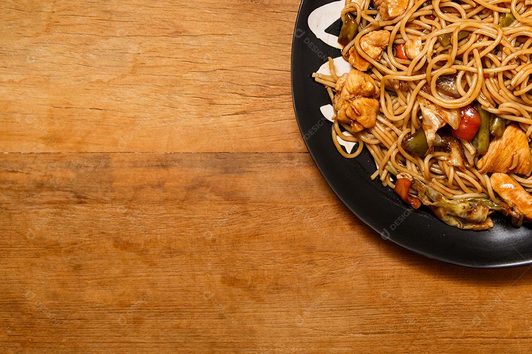 Tigela com yakisoba Comida Japonesa