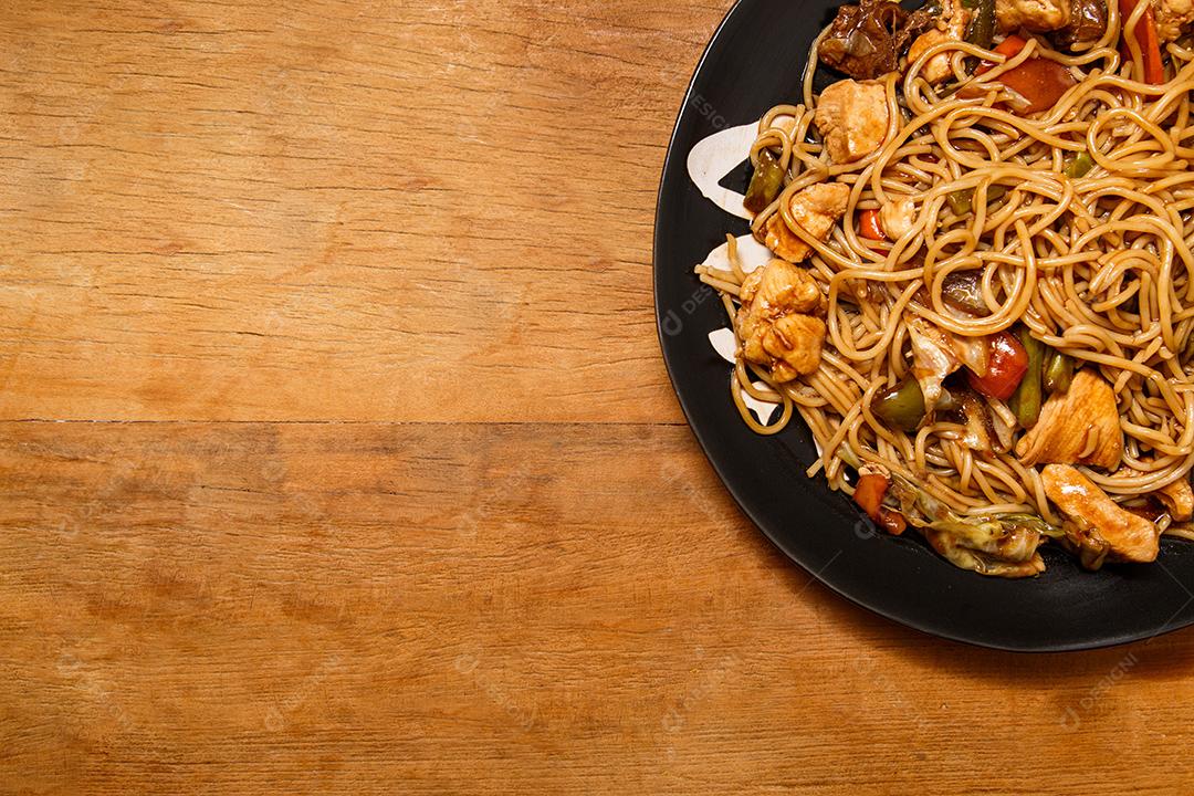 Tigela com yakisoba Comida Japonesa