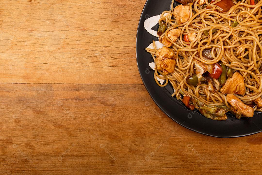 Tigela com yakisoba Comida Japonesa