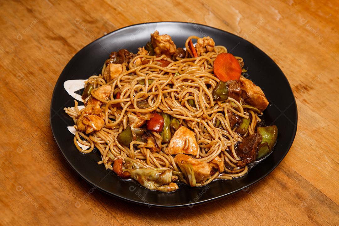 Tigela com yakisoba Comida Japonesa