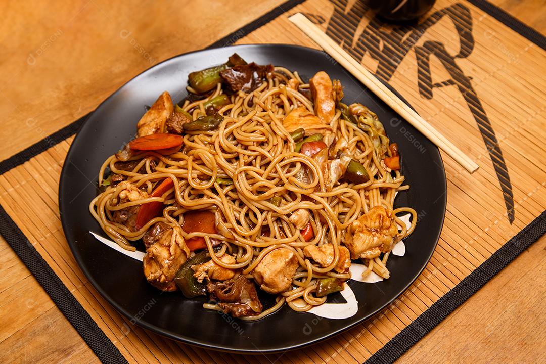 Tigela com yakisoba Comida Japonesa