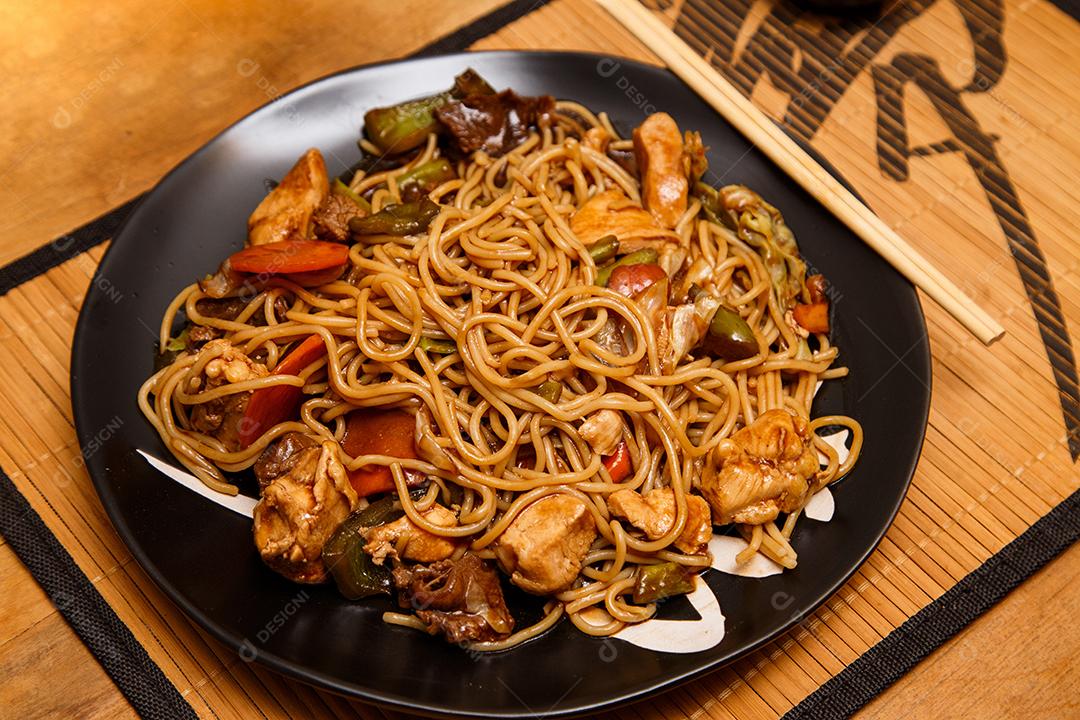 Tigela com yakisoba Comida Japonesa