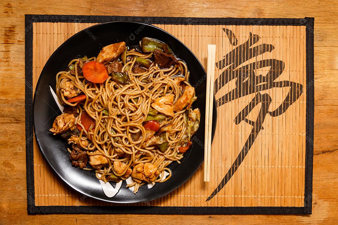 Tigela com yakisoba Comida Japonesa