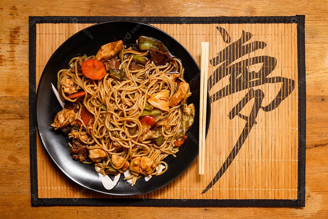 Tigela com yakisoba Comida Japonesa