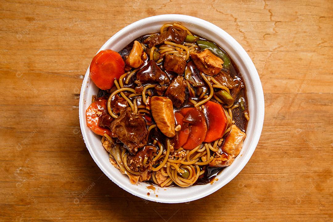 Tigela com yakisoba Comida Japonesa