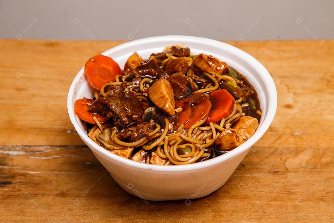 Tigela com yakisoba Comida Japonesa