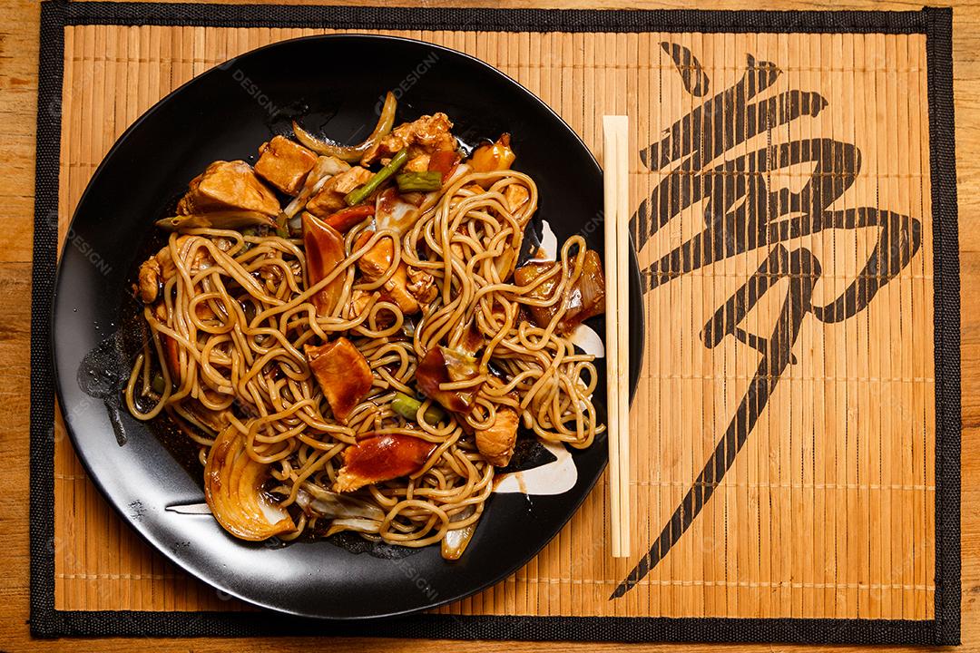 Tigela com yakisoba Comida Japonesa