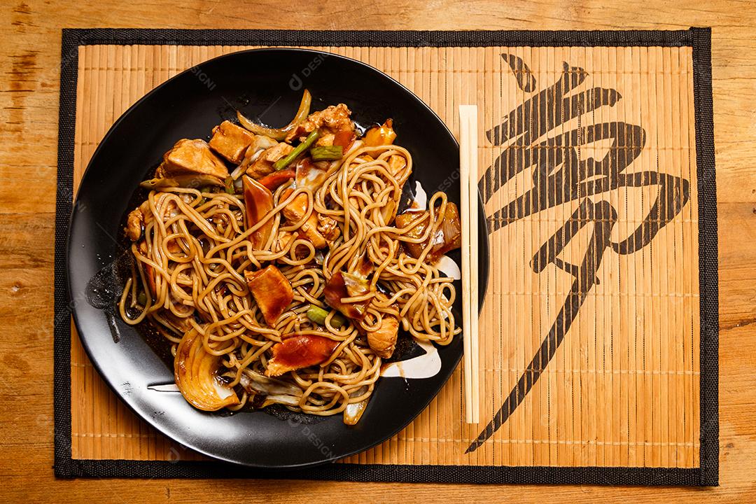 Tigela com yakisoba Comida Japonesa