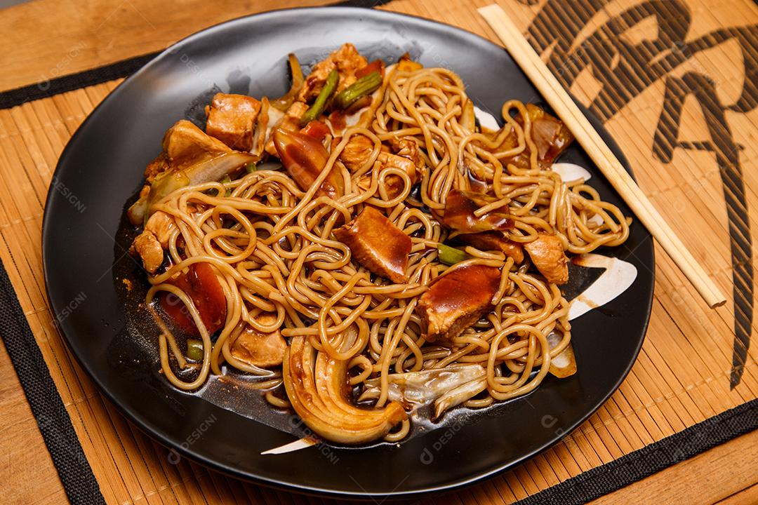 Tigela com yakisoba Comida Japonesa