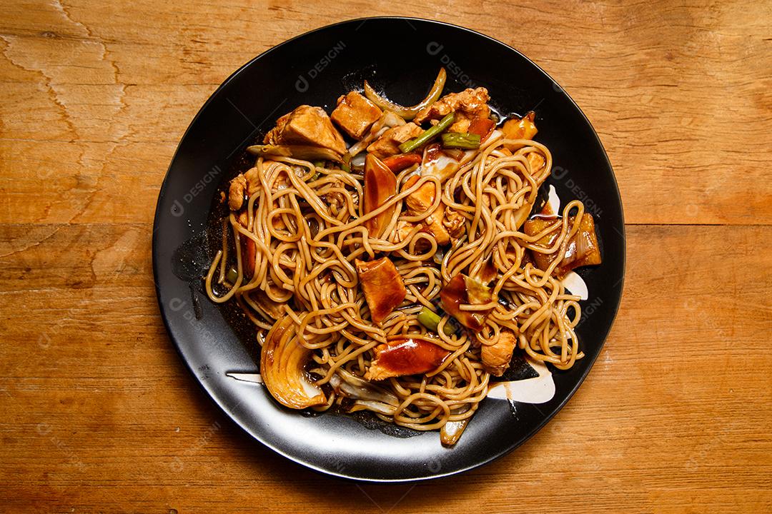 Tigela com yakisoba Comida Japonesa