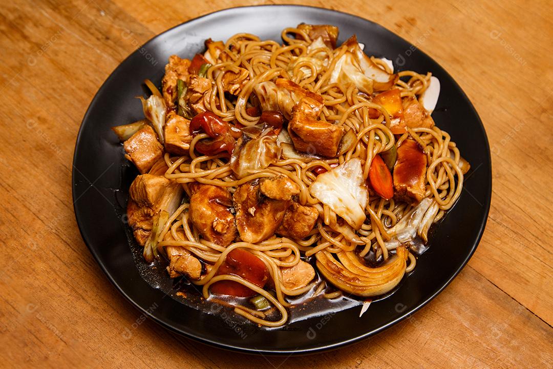 Tigela com yakisoba Comida Japonesa