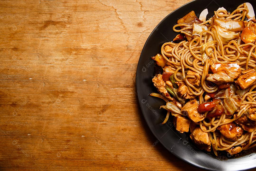 Tigela com yakisoba Comida Japonesa