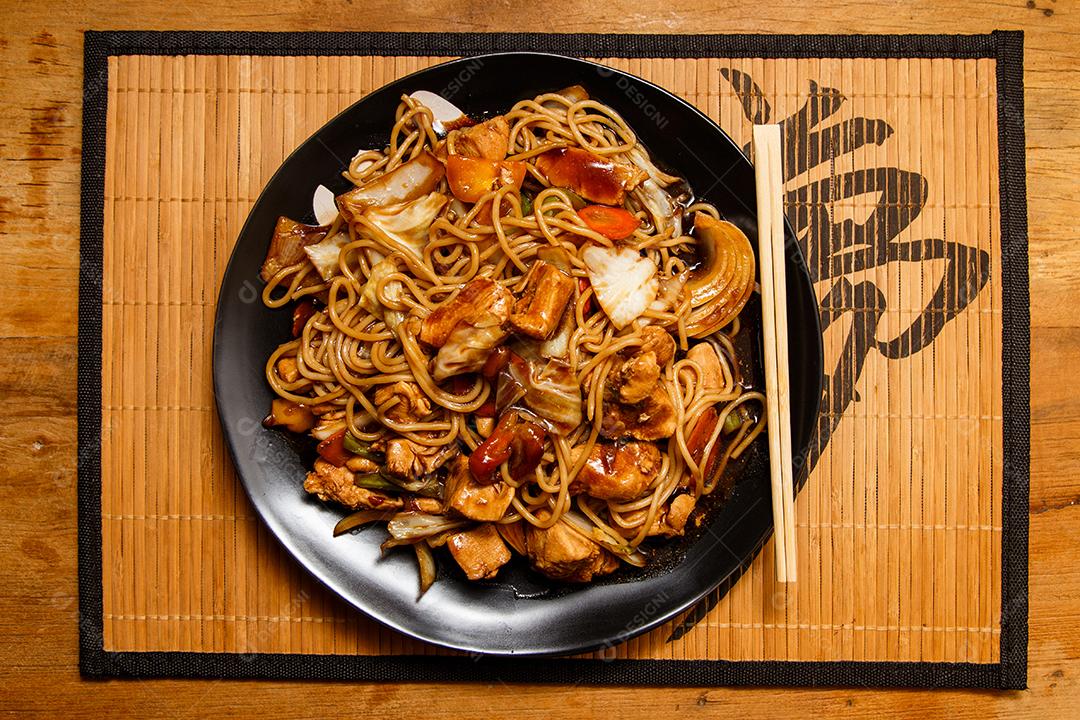 Tigela com yakisoba Comida Japonesa
