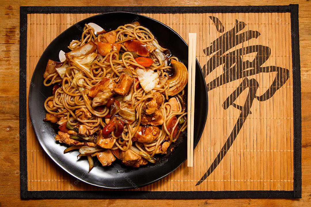Tigela com yakisoba Comida Japonesa