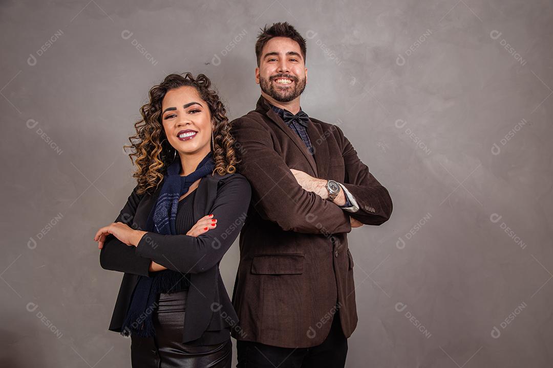 Casal de Negócios em fundo cinza